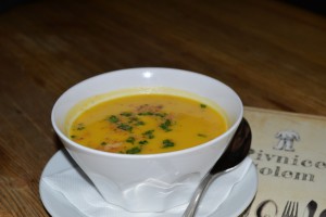 Vynikající dýňová polévka s chilli bylinkovou strouhankou pangrattata 